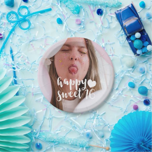 White Brush Script Happy Sweet 16 Foto Pappteller (Party)