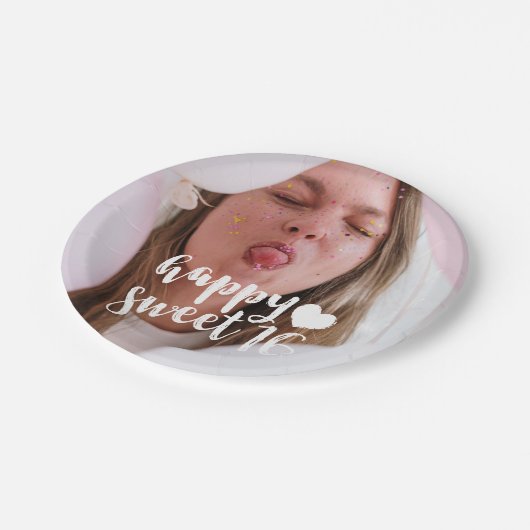 White Brush Script Happy Sweet 16 Foto Pappteller (Schrägansicht)