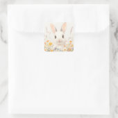 White Bunny with Pink Nose in Spring Wildflower Quadratischer Aufkleber (Tasche)