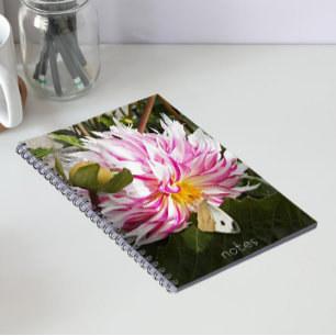 White Cabbage Schmetterling auf Pink Dahlia Floral Notizblock