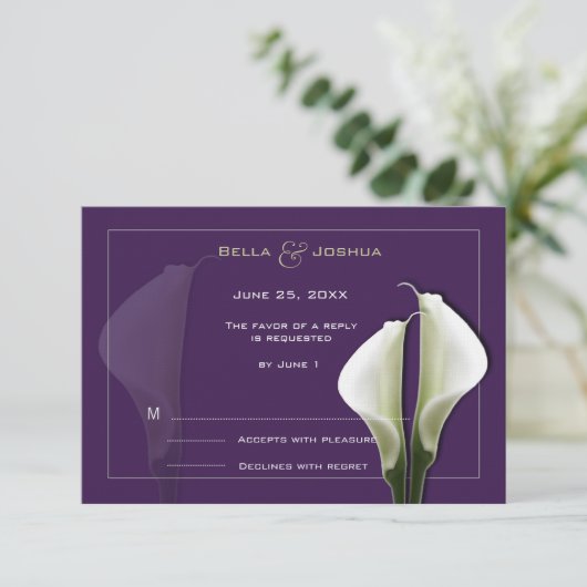 White Calla Lilien UAWG auf Lila RSVP Karte (Stehend Vorderseite)