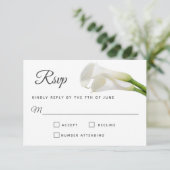 White Calla Lilies Floral Wedding RSVP Karte (Stehend Vorderseite)