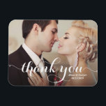 White Calligraphy Script Wedding Danke Foto Magnet<br><div class="desc">Moderner und skurriler Dankeschön Magnet mit moderner Kalligraphie. Diese Postkarte ist ideal für Hochzeiten,  Brautpartys und andere Veranstaltungen.</div>