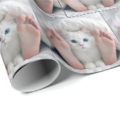 White Cat and Human Feet Under a Duvet Geschenkpapier (Rolleneckpunkt)