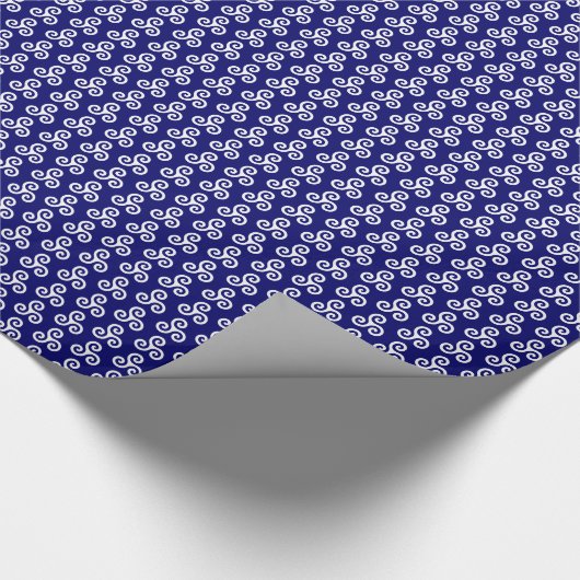 White Celtic Triple Spiral Triskele auf Dunkelblau Geschenkpapier (Ecke)