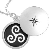 White Celtic Triple Spiral Triskele auf schwarz