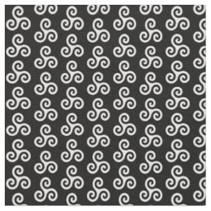 White Celtic Triple Spiral Triskele auf schwarz Stoff