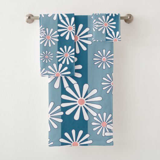 White chamomile flowers on striped blue background badhandtuch set (Insitu)