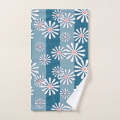 White chamomile flowers on striped blue background badhandtuch set (Handtuch)
