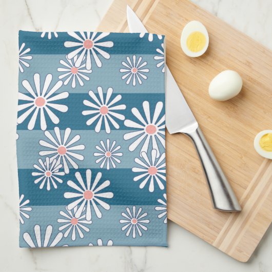 White chamomile flowers on striped blue background geschirrtuch (Viertel Falte)