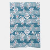 White chamomile flowers on striped blue background geschirrtuch (Vertikal)