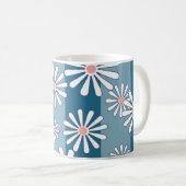 White chamomile flowers on striped blue background kaffeetasse (VorderseiteRechts)