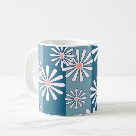 White chamomile flowers on striped blue background kaffeetasse (Vorderseite Links)