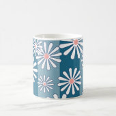 White chamomile flowers on striped blue background kaffeetasse (Mittel)