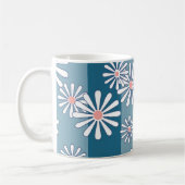White chamomile flowers on striped blue background kaffeetasse (Links)