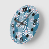 White chamomile flowers on striped blue background runde wanduhr (Winkel)