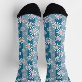 White chamomile flowers on striped blue background socken (Oben)