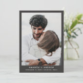 White Charcoal 70er Retro Stripes Wedding Save The Date (Stehend Vorderseite)