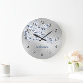 White Cherry Blossom Silver Foil Monogram Große Wanduhr (Zuhause)