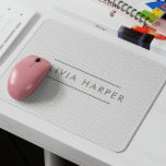 White Chic | Minimaler Lederschau Mousepad<br><div class="desc">Elegantes und minimales Mauspad oder feminine Geschäfte, Geschäfte oder andere Geschäfte zeichnen sich durch eine weiße Ledertextur mit raffinierter Typografie in trendiger Graufarbe aus. Ein raffiniertes und stilvolles Accessoire, das Ihrem Arbeitsbereich eine Touch Eleganz verleiht. Bitte beachten Sie: Leder ist ein Druckeffekt. Überraschen Sie mit diesem personalisierten und stilvollen Mauspad...</div>