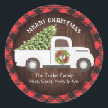 White Christmas Tree Truck Wreath Kariert Monogram Runder Aufkleber<br><div class="desc">Dieses rustikale Retourenschild ist mit unserem Vintagen, weißen LKW ausgestattet und trägt einen Weihnachtsbaum auf einem dunklen Holzboden, der mit rotem und schwarzem Büffel kariert besticht! Klicken Sie auf die Schaltfläche Anpassen, um mehr Flexibilität beim Hinzufügen/Ändern des Textes und/oder der Grafik zu erhalten! Variationen dieses Designs sowie der Koordinationsprodukte sind...</div>