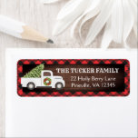 White Christmas Truck Tree Karierte Rustikale Adre<br><div class="desc">Dieses rustikale Retourenschild zeichnet sich durch unseren Vintag inspiriert, schneeweißen LKW aus, der einen Weihnachtsbaum auf einem dunklen Holzhintergrund trägt, der mit Büffel kariert betont wird! Klicken Sie auf die Schaltfläche Anpassen, um mehr Flexibilität beim Hinzufügen/Ändern des Textes und/oder der Grafik zu erhalten! Variationen dieses Designs sowie der Koordinationsprodukte sind...</div>