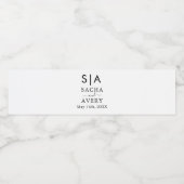 White Classic Minimalistisch Monogram Wedding Wasserflaschenetikett (Einzelnes Label)