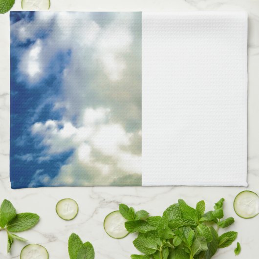 White Clouds & Blue Sky Handtuch (Gefaltet)