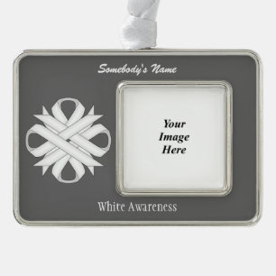White Clover Ribbon Tmpl (H-O) von Kenneth Yoncich Rahmen-Ornament Silber