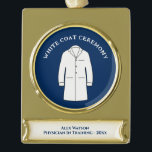 White Coat Medical Science Doktor Banner-Ornament Gold<br><div class="desc">Elegante Medical Science Doctor Ärztin White Coat Zeremonie Mit Monogramm zu feiern und zu ehren, einen Arzt oder Arzt in der Ausbildung. Stilvolle Erinnerung, um jemandem ein Passritual zu ehren, in dem der hippokratische Eid auf sie als medizinische Fachkraft rezitiert wird. Enthält ein ärztliches Fell, Namen, Datum und Bereich der...</div>