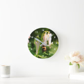 White Columbine Flower And Bumble Bee Runde Wanduhr (Zuhause)