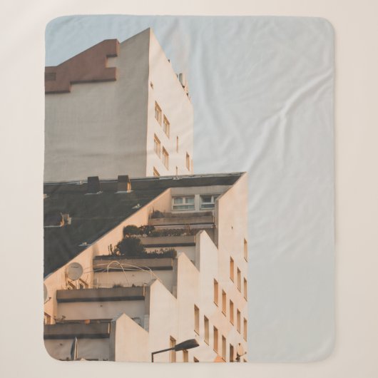 WHITE CONCRETE BUILDING SHERPADECKE (Vorderseite)