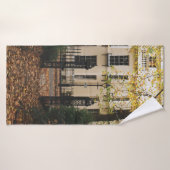 WHITE CONCRETE HOUSE SURROUNDED BY TREES DURING DA BADEHANDTUCH (Badehandtuch)
