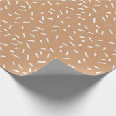 White Confetti Sprinkles on Brown Geschenkpapier (Ecke)