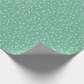 White Confetti Sprinkles on Green Geschenkpapier (Ecke)