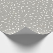 White Confetti Sprinkles on Light Gray Geschenkpapier (Ecke)