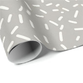 White Confetti Sprinkles on Light Gray Geschenkpapier (Rolleneckpunkt)