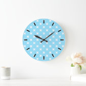 White cross stitches on baby blue große wanduhr (Zuhause)