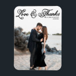 White Curly Script-Liebe und Dankeschön Foto Weddi Magnet<br><div class="desc">Feiern Sie Ihre Liebe und zeigen Sie Dankbarkeit mit unserem personalisierbaren Foto Hochzeit danke Ihnen Magnet! Dieser einzigartige Sake ist perfekt, um Ihre Lieben an Ihren besonderen Tag zu erinnern und gleichzeitig Ihren herzlichen Dank in einer denkwürdigen Weise auszudrücken. Dieses Foto Dankeschön-Karte verfügt über ein rustikales, lockiges Skript. Personalisieren Sie...</div>