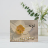 White Daffodil Pearls Wedding RSVP Response Card Karte (Stehend Vorderseite)