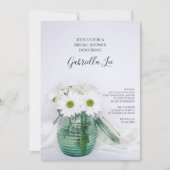 White Daisies in Blue Jar Vase Brautparty Einladung (Vorderseite)