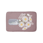 White Daisies Mason Jar auf dunkelrosa Badematte (Vorderseite)
