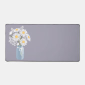 White Daisies Mason Jar auf Lavender Schreibtischunterlage (Vorderseite)