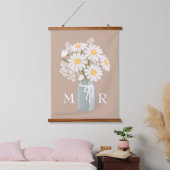 White Daisies Mason Jar Monogram auf Beige Wandteppich Mit Holzrahmen (Schlafzimmer)