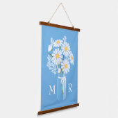 White Daisies Mason Jar Monogram on Blue Wandteppich Mit Holzrahmen (Gewinkelt)