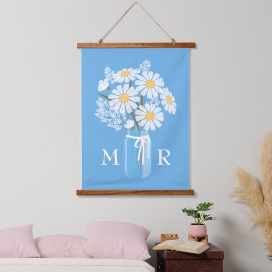 White Daisies Mason Jar Monogram on Blue Wandteppich Mit Holzrahmen (Schlafzimmer)