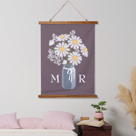 White Daisies Mason Jar Monogram on Dark Lila Wandteppich Mit Holzrahmen (Schlafzimmer)