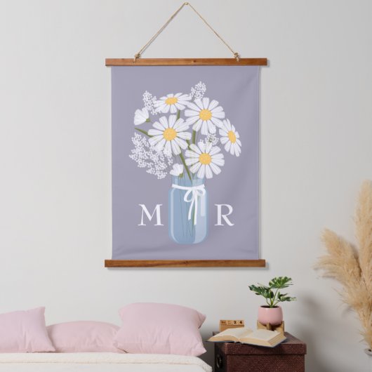 White Daisies Mason Jar Monogram on Lavender Wandteppich Mit Holzrahmen (Schlafzimmer)