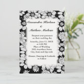 White Daisies mit Black Background Wedding Einladung (Stehend Vorderseite)