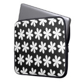 White Daisies on Black Laptopschutzhülle (Vorderseite Links)